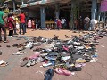 Schoenen achterlaten bij ingang van de tempel, Bat