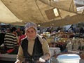 op de markt in Adana, waar we even op adem komen. 