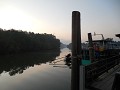 wachten aan de pier op onze ferry naar Ko Phayam