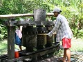 In een dorpje wordt het sap uit de rietsuiker gepe