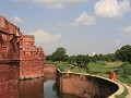 De omwalling van het Fort van Agra met in de achte