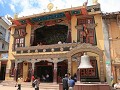 Rond de stoepa bevinden zich vele tibetaanse kloos