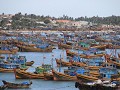 Vissershaven van Mui Ne met z'n kleurrijke bootjes
