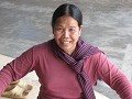 Vietnamese vrouw maakt een zijden sjaal op het wee