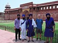 Agra - Fort van Agra - Koen met enkele Sikhs met e