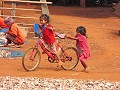 Bolaven Tour - Spelende kinderen tussen de drogend