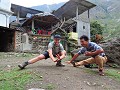 Manaslu Circuit - Stretchoefeningen door Alex en d