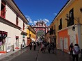 Ayacucho - De hoofdstraat met de triomfboog