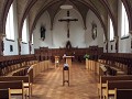 Kleine kapel. Voorste banken voor de bezoekers. Br