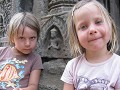 De M&M kids op Bayon - Angkor Thom