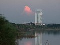 Vientiane :Funky wolk bij enige hoogbouw aan Mekon