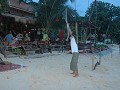 Koh Phi Phi : beachbar met oefenende vuurartiest