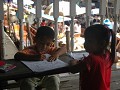kinderen aan de floating market
