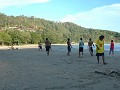 Ko Lanta : potje voetbal op strand Kiantang Bay