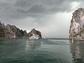 Onweerswolken boven Bai Tu Long Bay
