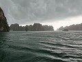 Onweerswolken boven Bai Tu Long Bay