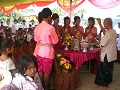 Het is trouwfeestenseizoen in Cambodja, dus we nem