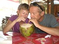 Liefde is... samen kokosnotenmelk drinken