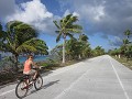 Op de fiets doorheen de atol Fakarava (links en re