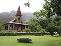 De kerk van Vaitahu waar de zondagsemis juist bezi