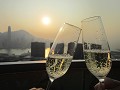Een lekker glaasje cava met uitzicht op Hong Kong 