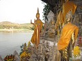 Veel boeddhabeeldjes in de grotten van Pak Ou