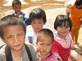 Nieuwsgierige kinderen (dorpje Ahka Panasawan)
