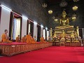 Monniken aan het 'zingen' in de Wat Rajnadda
