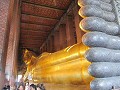 De gigantisch grote liggende boeddha in de Wat Pho
