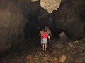 Door het water van de 800m lange Nam Ta Lu cave (b