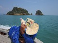Een Thai die zijn middagdutje doet op de boot