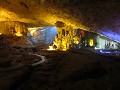 Halong Bay krioelt van de grotten. De grootste zij