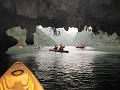 Onder de grotten door kayaken