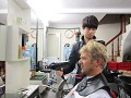 Op goed geluk naar de kapper in Hanoi, Eric kijkt 
