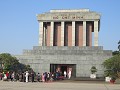 Het mausoleum van Ho Chi Minh, keurig in de rij er