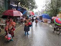 In de gietende regen naar de zondagse markt van Ba