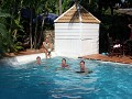 Een hotel met een zwembad; nodig na al die tochten