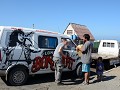 In een klein dorpje benzine kopen uit jerrycans...