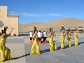 Dunhuang: show nabij duinen, Chinese toeristen zij