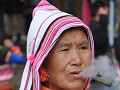 een toeschouwer met 'traditioneel' sigaretje