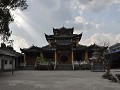 Aankomst in het vertrouwde China; tempel in RUILI