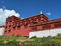 rood klooster op heuveltop in LITANG