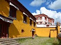 een klooster bestaat ook uit scholen en logementen
