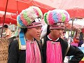 ongehuwde YAO-meisjes op de markt van HUANG MAO LI