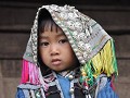 Traditionele Yi-kledij voor de kleintjes in CHENZH