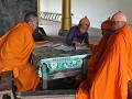 een monnik geeft les aan zijn discipelen