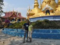Toeristen aan de pagode in MENGLIAN