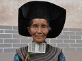 Ook in QIAOWO zien we Yi met grote hoeden (en opme
