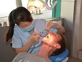 De jonge tandarts was blij dat ze Peter kon helpen