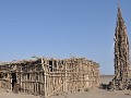 De eigenzinnige houten-palen-moskee nabij ASAYTA